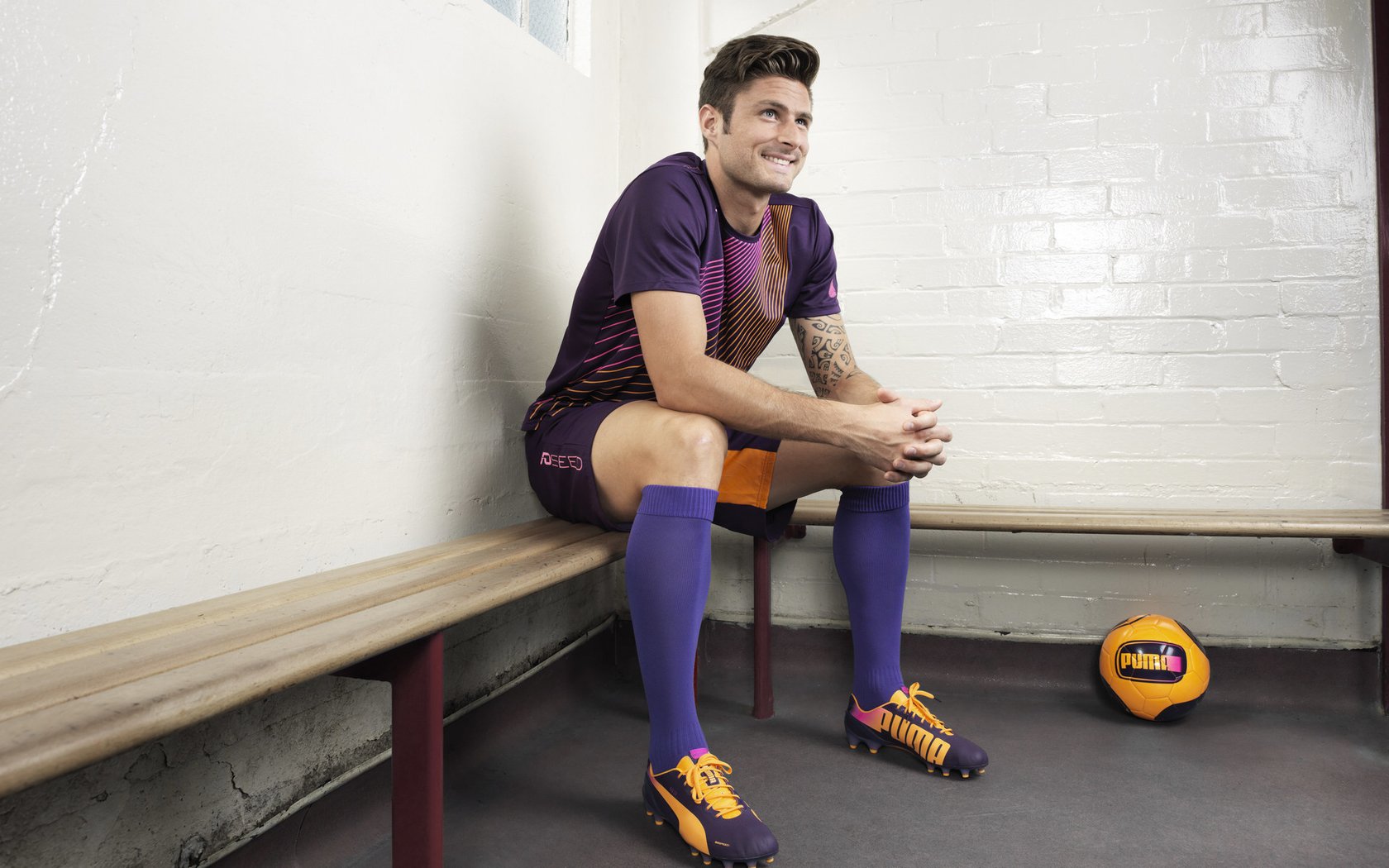 中超“鲁沪交锋”青岛海牛主场小胜上海队，收获关键三分